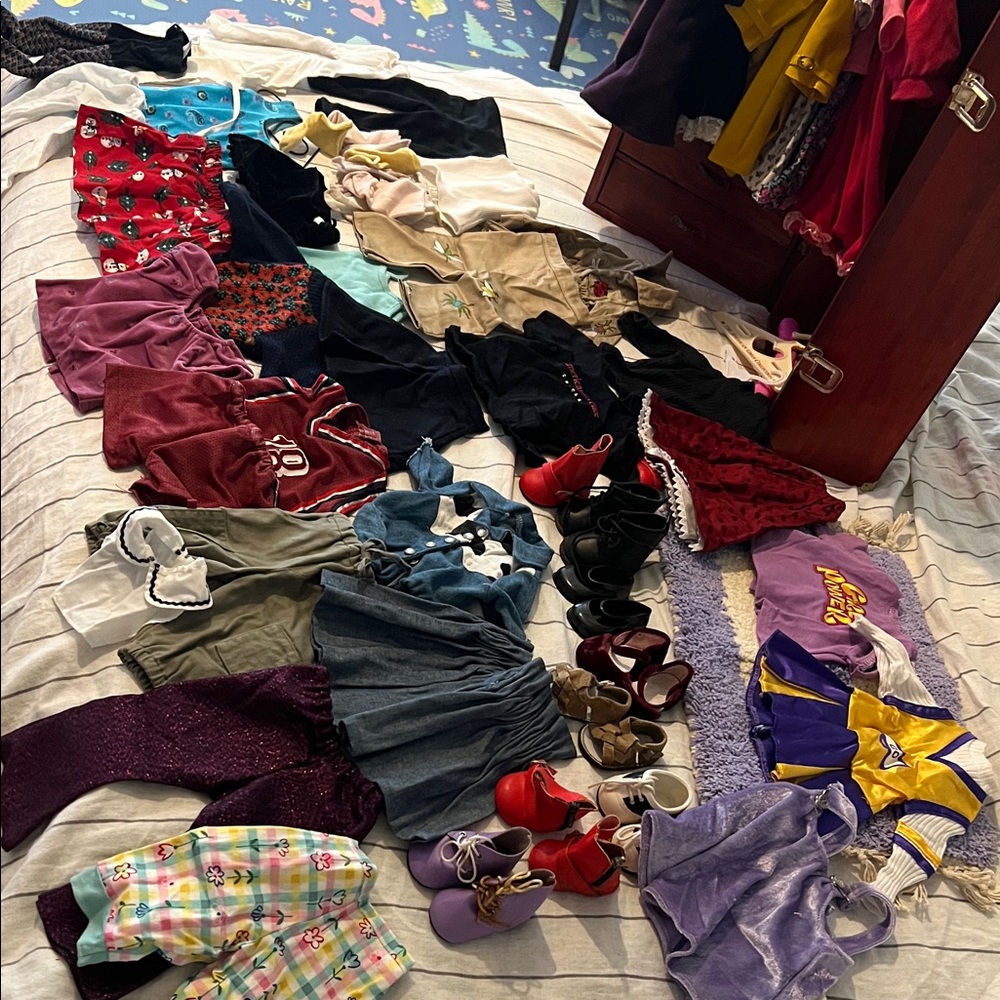 American girl clothes vintage 
Jacket 
Dress leggings and shoes and socks 
Hats